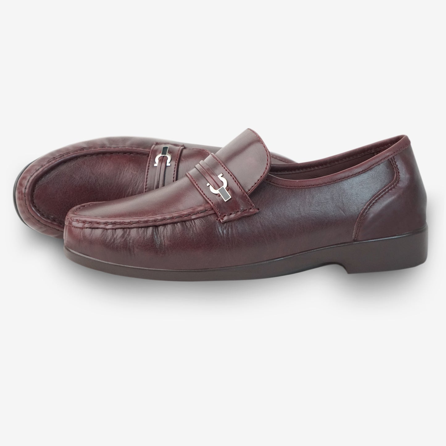 Luxurious cow leather upper, soft cow lining, sturdy Taxon insole, and black sole for durable, comfortable wear