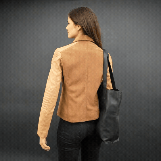 Elegant leather tote bag with short strap and inner pockets.