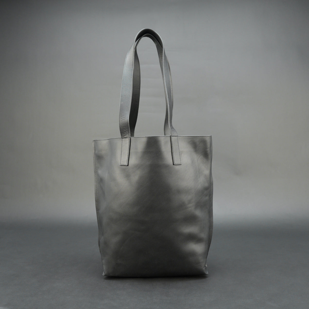 Elegant leather tote bag with short strap and inner pockets.