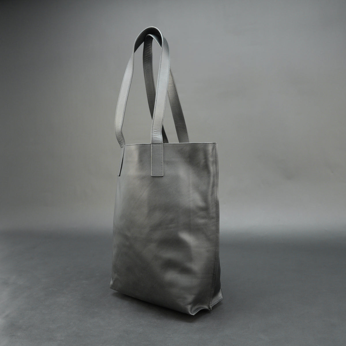 Elegant leather tote bag with short strap and inner pockets.