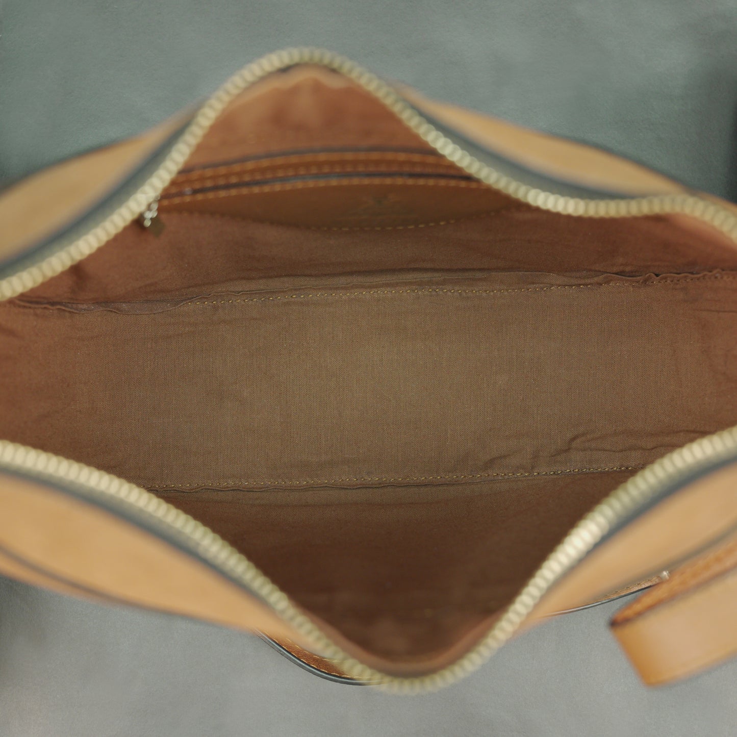 Leather Loop Bag in 100% genuine cowhide leather featuring an elegant loop handle, spacious interior, and durable stitching—perfect for work and everyday casual wear.