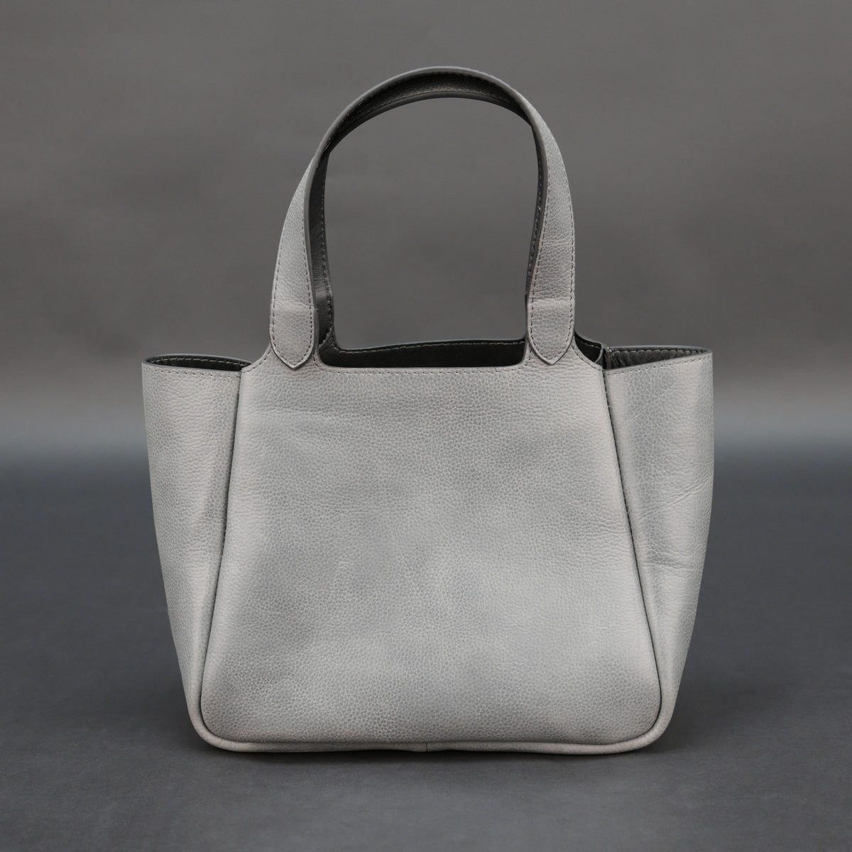 Medium-Sized Grey Leather Hand Bag with Top Handle #Desiderio #DesiderioBags #GenuineLeather #LeatherBag #HandBag #TopHandleBag #WomensBag #LeatherAccessories