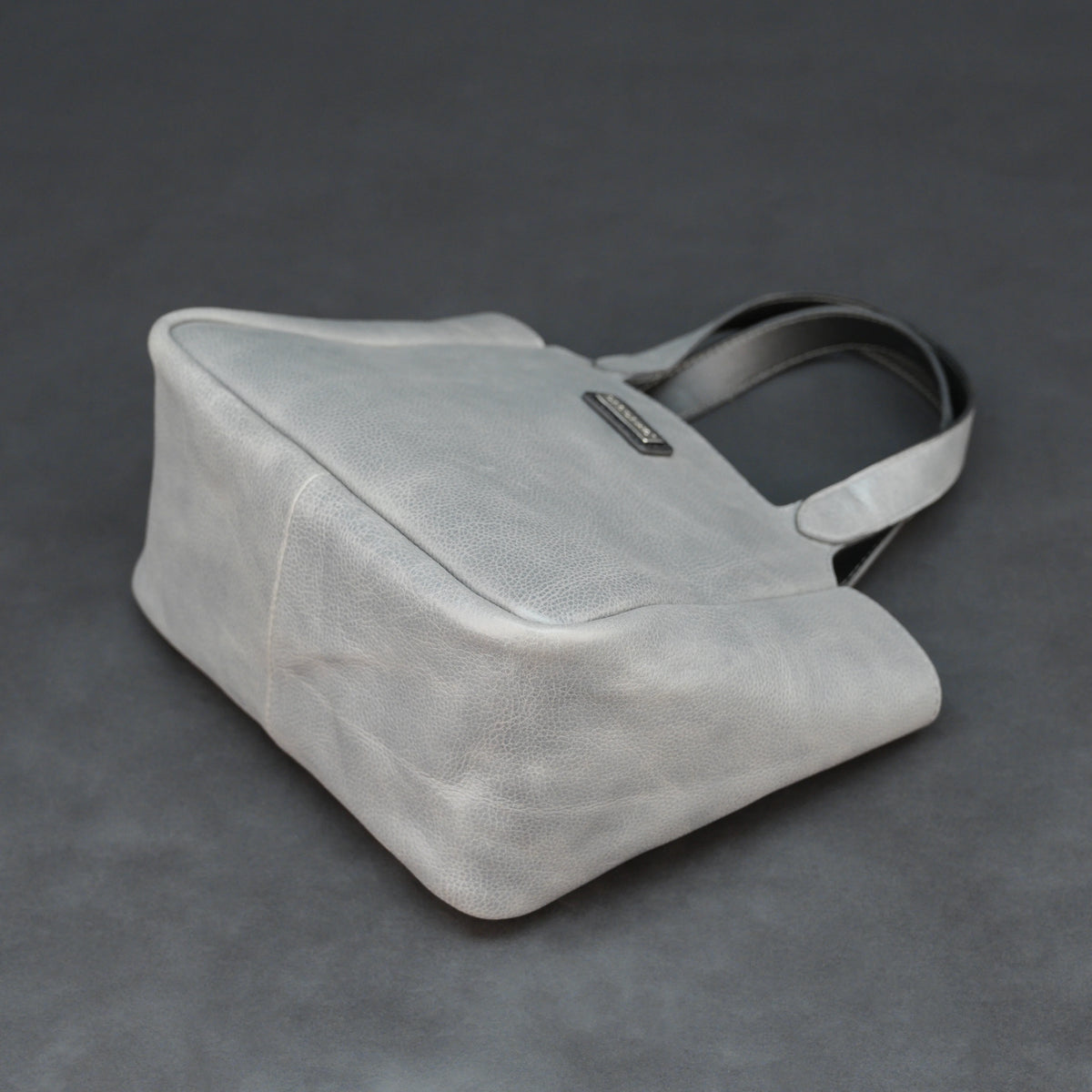 Medium-Sized Grey Leather Hand Bag with Top Handle #Desiderio #DesiderioBags #GenuineLeather #LeatherBag #HandBag #TopHandleBag #WomensBag #LeatherAccessories
