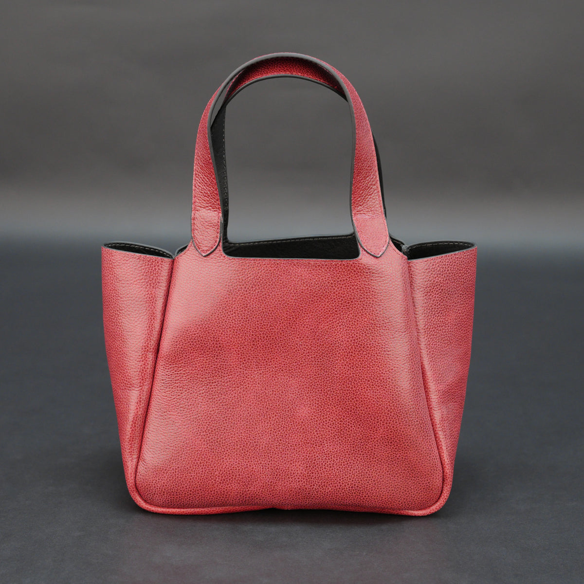 Medium-Sized Red Leather with Hand Bag & Top Handle
#Desiderio #DesiderioBags #GenuineLeather #LeatherBag #HandBag #TopHandleBag #WomensBag #LeatherAccessories