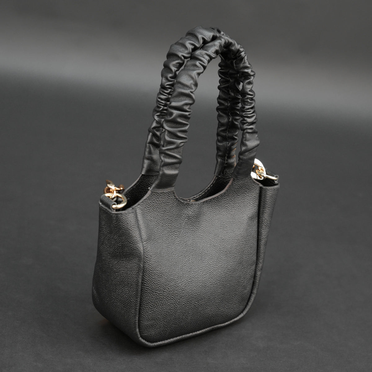 Medium-Sized Black Leather Shoulder & Top Handle Bag
#Desiderio #LeatherBag #ShoulderBag #TopHandleBag #GenuineLeather #WomensBags #LuxuryAccessories