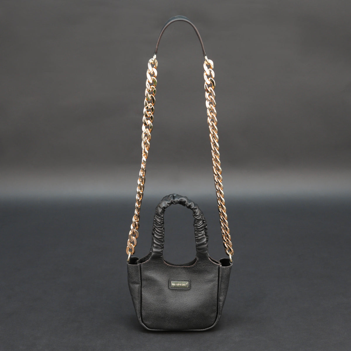 Medium-Sized Black Leather Shoulder & Top Handle Bag
#Desiderio #LeatherBag #ShoulderBag #TopHandleBag #GenuineLeather #WomensBags #LuxuryAccessories