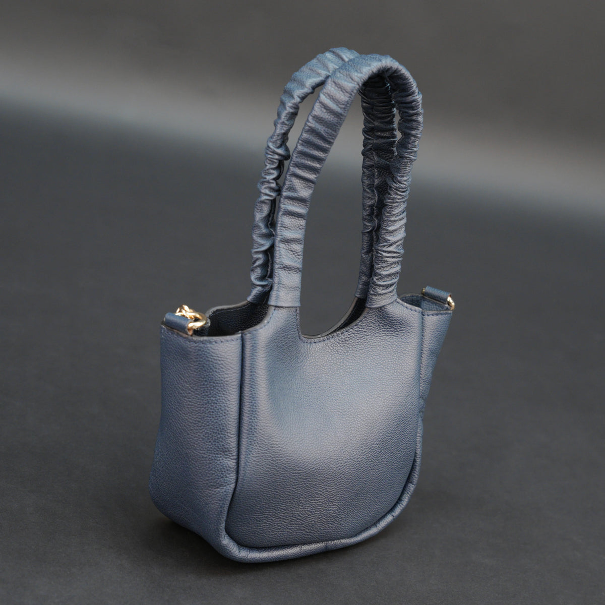 Medium-Sized Deep Blue Leather Shoulder & Top Handle Bag
#Desiderio #LeatherBag #ShoulderBag #TopHandleBag #GenuineLeather #WomensBags #LuxuryAccessories