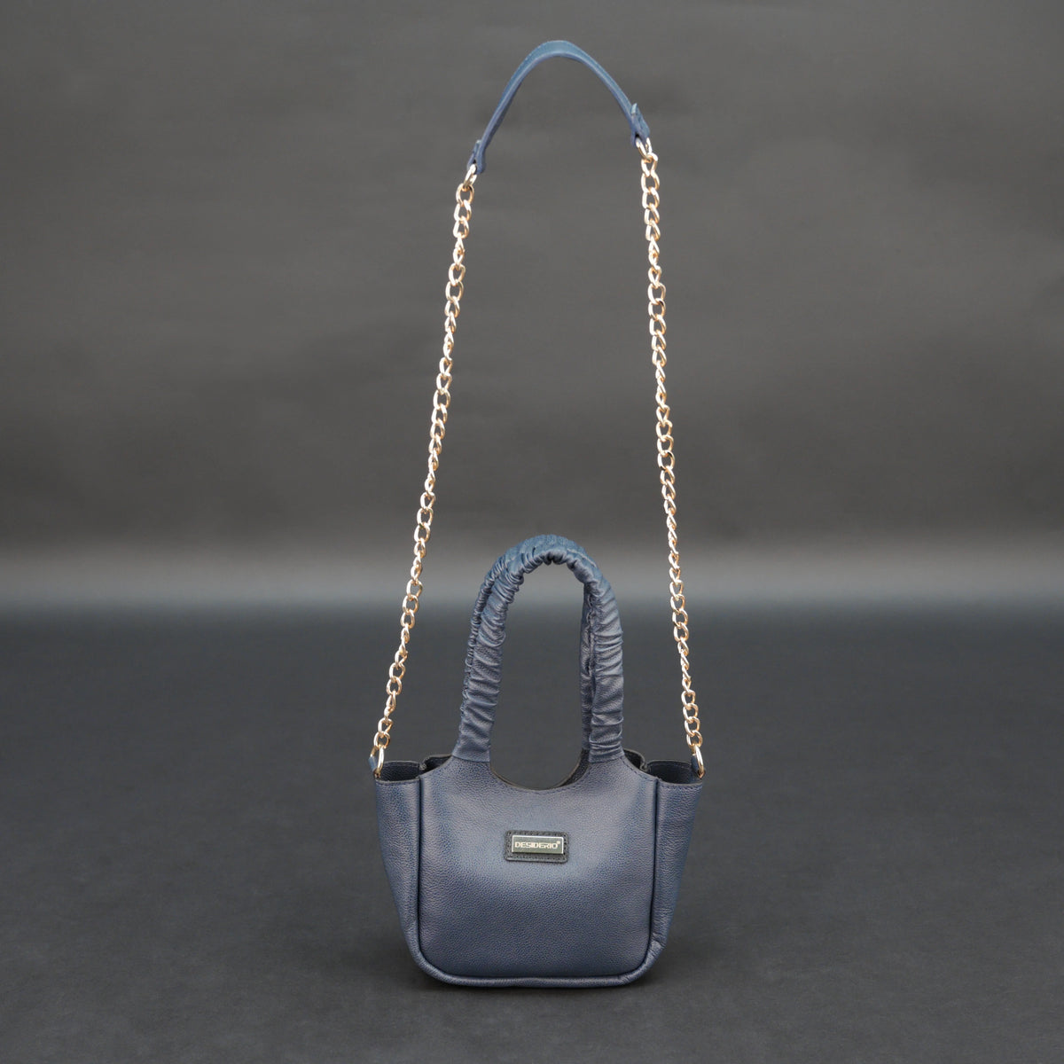 Medium-Sized Deep Blue Leather Shoulder & Top Handle Bag
#Desiderio #LeatherBag #ShoulderBag #TopHandleBag #GenuineLeather #WomensBags #LuxuryAccessories