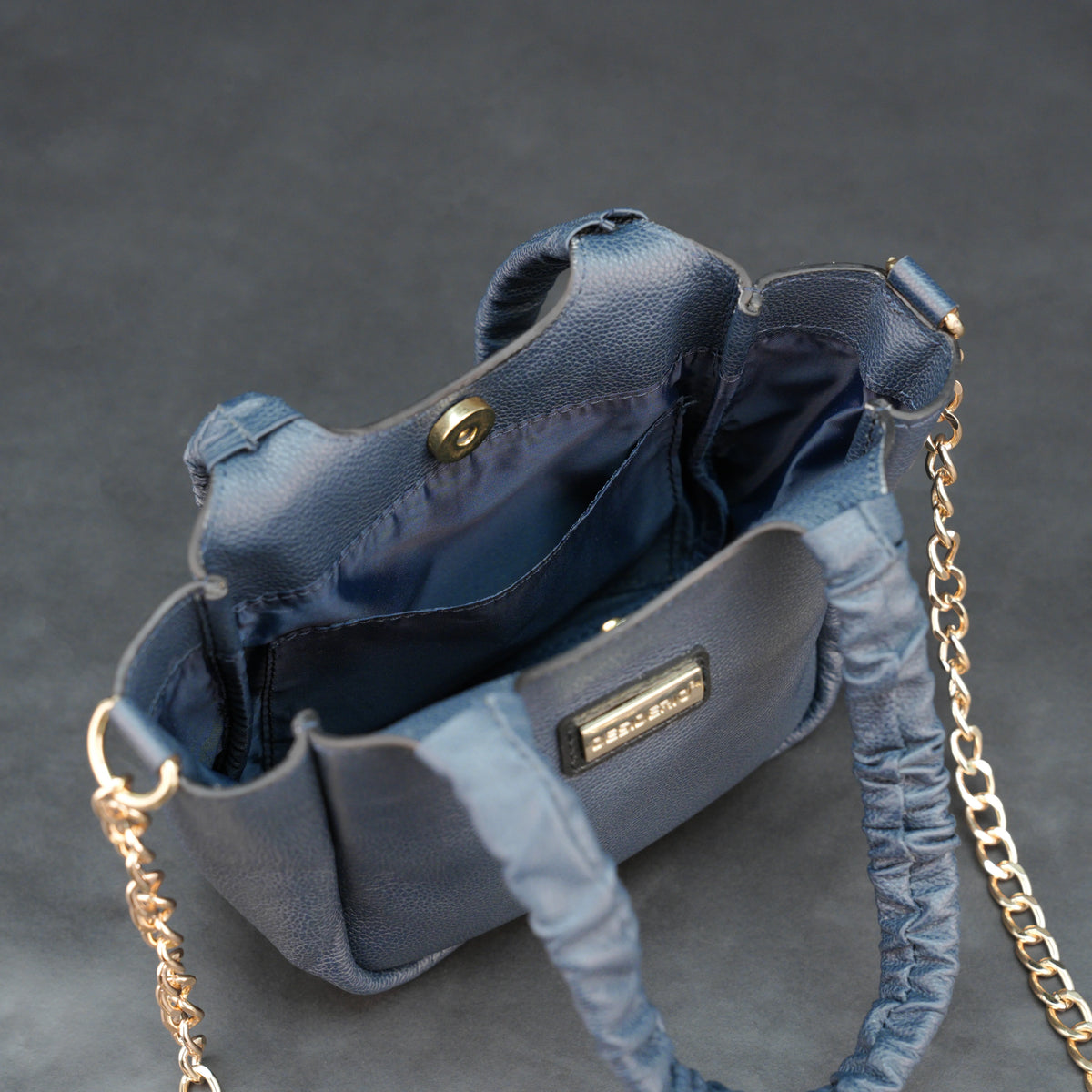 Medium-Sized Deep Blue Leather Shoulder & Top Handle Bag
#Desiderio #LeatherBag #ShoulderBag #TopHandleBag #GenuineLeather #WomensBags #LuxuryAccessories