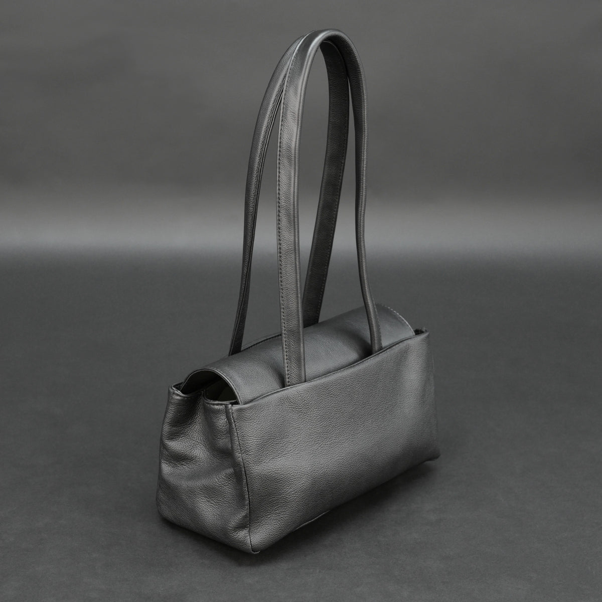 Medium-Sized Black Leather Top Handle Bag #Desiderio #LeatherBag #BlackLeatherBag #TopHandleBag #GenuineLeather #WomensHandbag #PremiumLeather #LuxuryAccessories