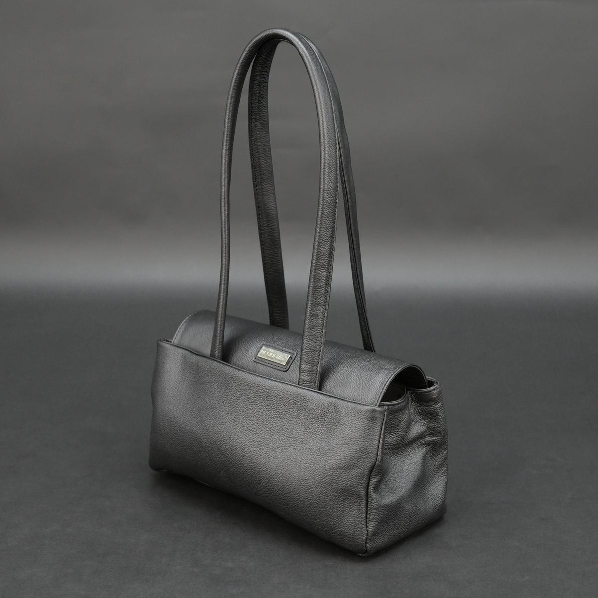 Medium-Sized Black Leather Top Handle Bag #Desiderio #LeatherBag #BlackLeatherBag #TopHandleBag #GenuineLeather #WomensHandbag #PremiumLeather #LuxuryAccessories