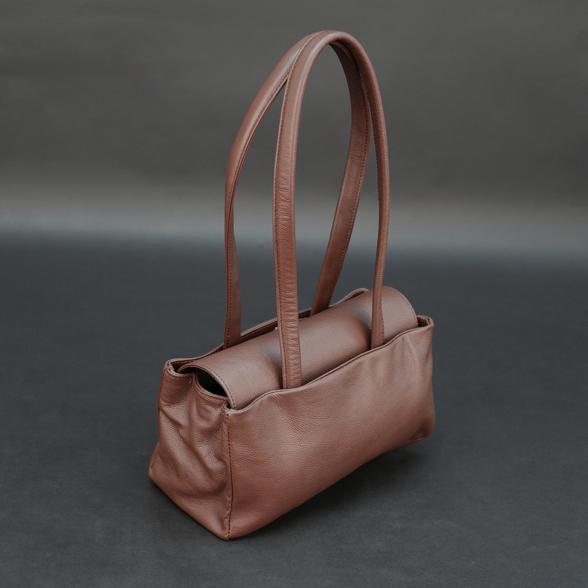 Medium-Sized Brown Leather Top Handle Bag #Desiderio #LeatherBag #BrownLeatherBag #TopHandleBag #GenuineLeather #WomensBag #PremiumLeather #LeatherAccessories