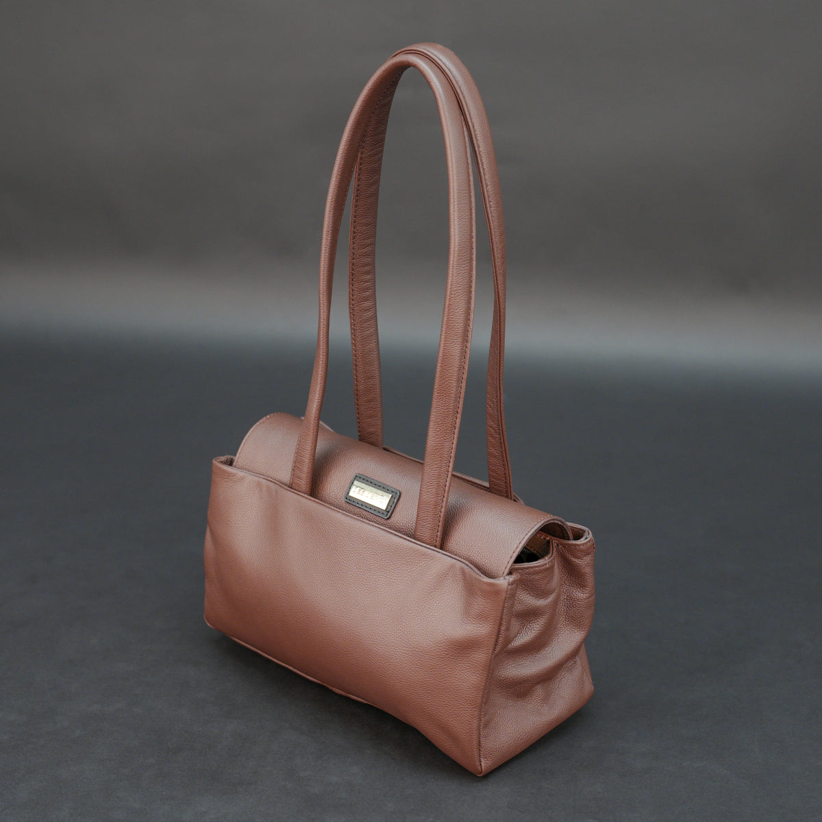 Medium-Sized Brown Leather Top Handle Bag #Desiderio #LeatherBag #BrownLeatherBag #TopHandleBag #GenuineLeather #WomensBag #PremiumLeather #LeatherAccessories