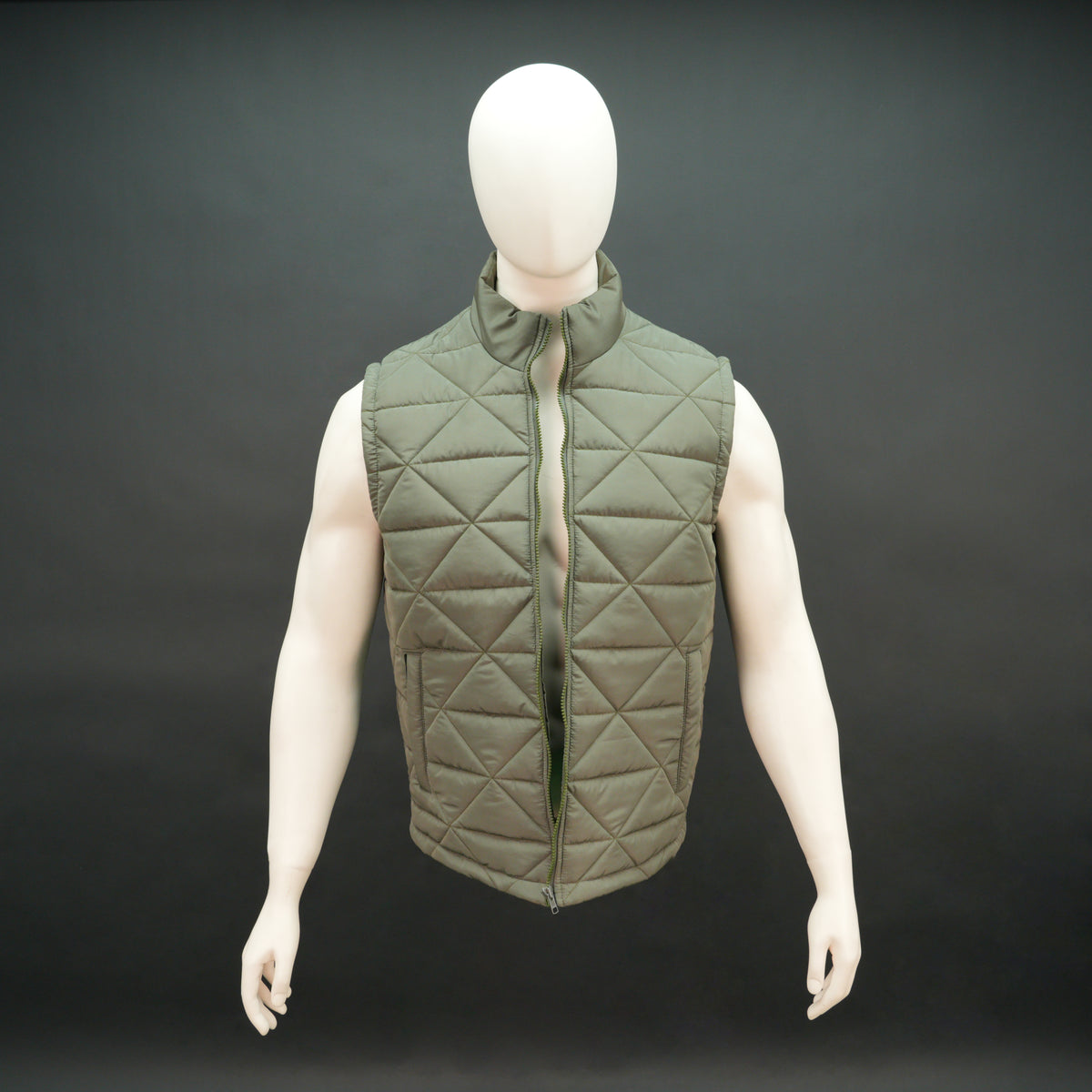 Men's Lightweight Quilted Puffer Vest Gilet #Desiderio #DesiderioFashion #PufferVest #QuiltedVest #MensOuterwear #LightweightWear #WinterStyle #MensFashion