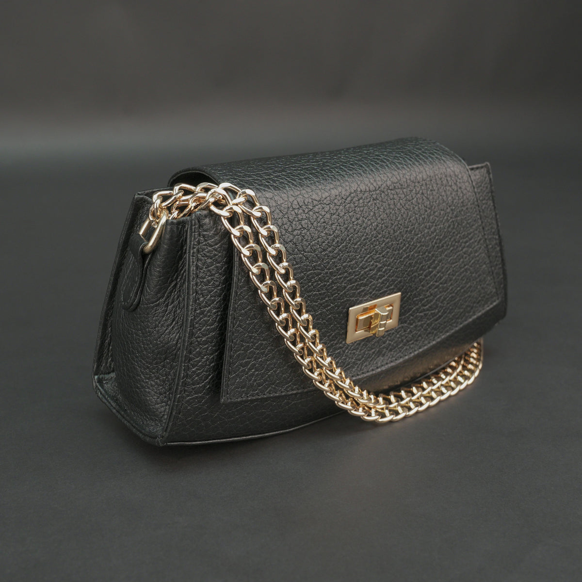Real Leather Handbag With Brass Chain #Desiderio #LeatherHandbag #GenuineLeather #BrassChainBag #WomensBag #PremiumLeather #LuxuryAccessories