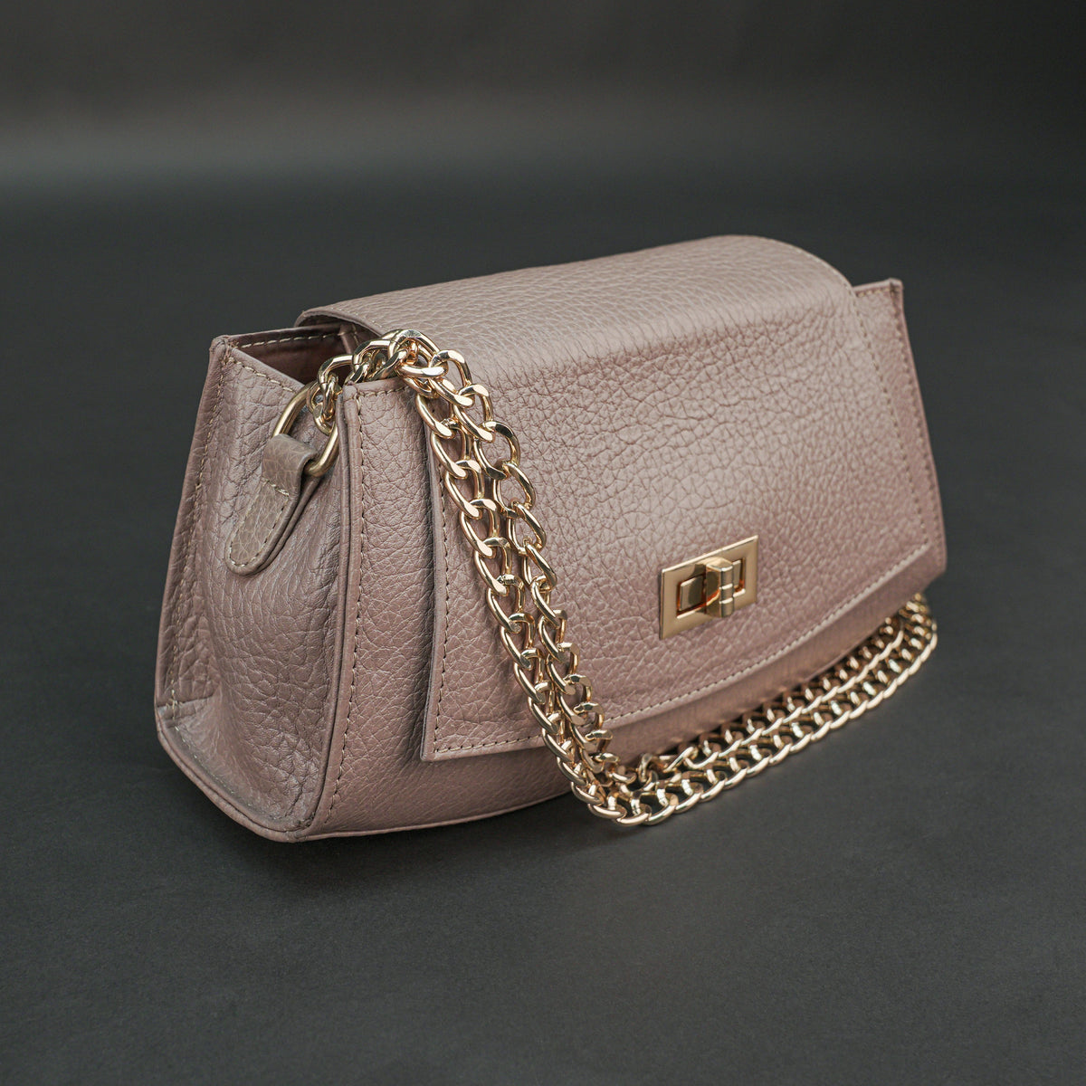 Real Leather Handbag With Brass Chain #Desiderio #LeatherHandbag #RealLeather #BrassChainBag #WomensHandbag #PremiumLeather #FashionAccessories