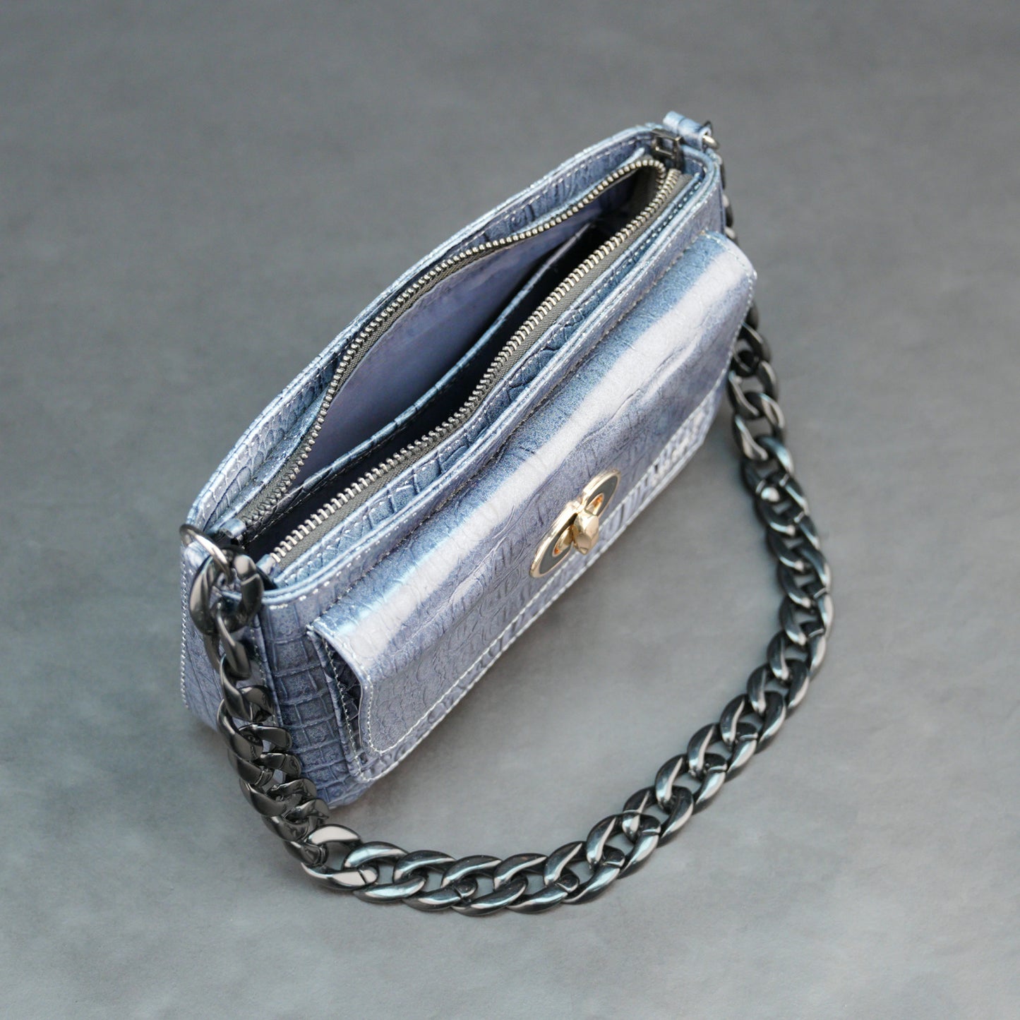 Real Leather Handbag with Metal Chain #Desiderio #DesiderioShoes #LeatherHandbag #RealLeather #ChainBag #WomensHandbag #PremiumLeather #FashionAccessories