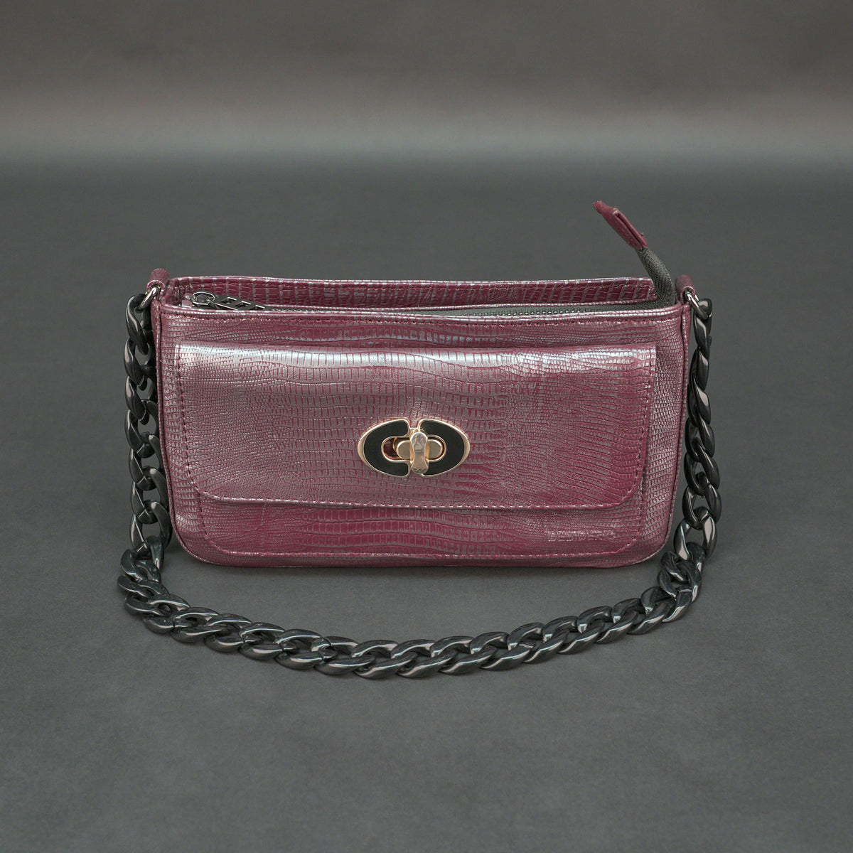 Real Leather Handbag With Metal Chain #Desiderio #LeatherHandbag #GenuineLeather #ChainBag #WomensBag #PremiumLeather #FashionAccessories