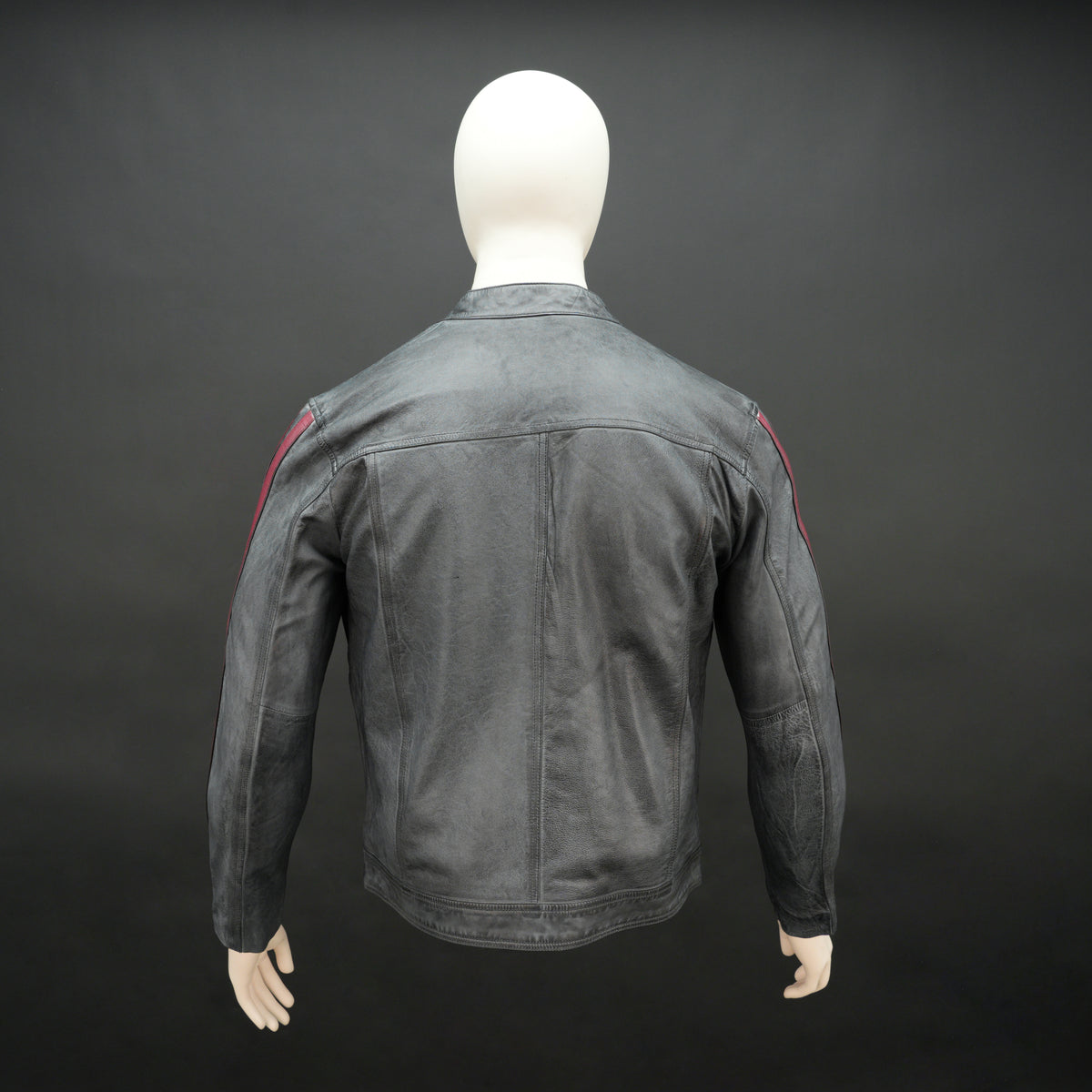 Real Leather Red Stripe Jacket
#Desiderio #GenuineLeather #LeatherJacket #RedStripeJacket #MensFashion #PremiumLeather #BikerStyle #CasualStyle