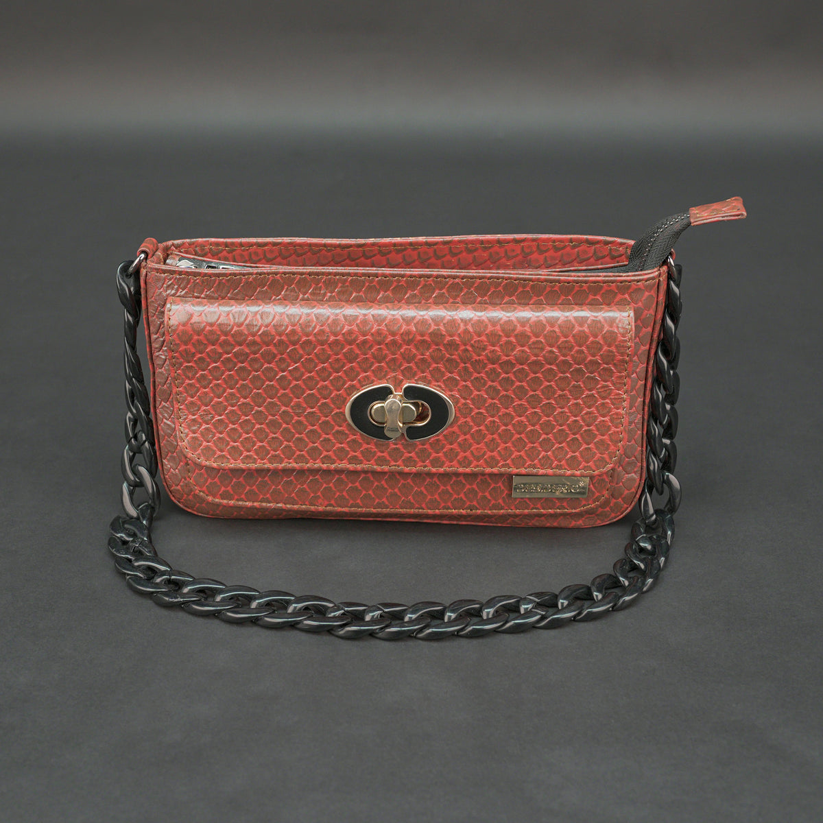 Real Leather Handbag With Metal Chain #Desiderio #LeatherHandbag #RealLeather #ChainBag #WomensHandbag #PremiumLeather #LuxuryAccessories