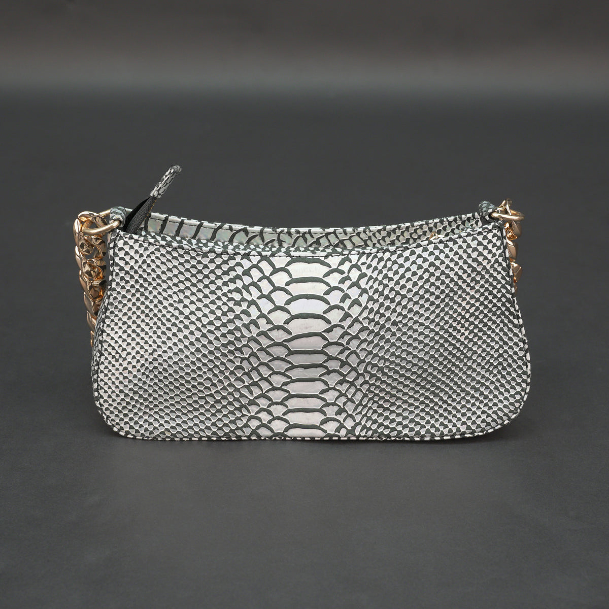Real Leather Handbag With Gold Chain #Desiderio #LeatherHandbag #RealLeather #GoldChainBag #WomensBag #PremiumLeather #FashionAccessories