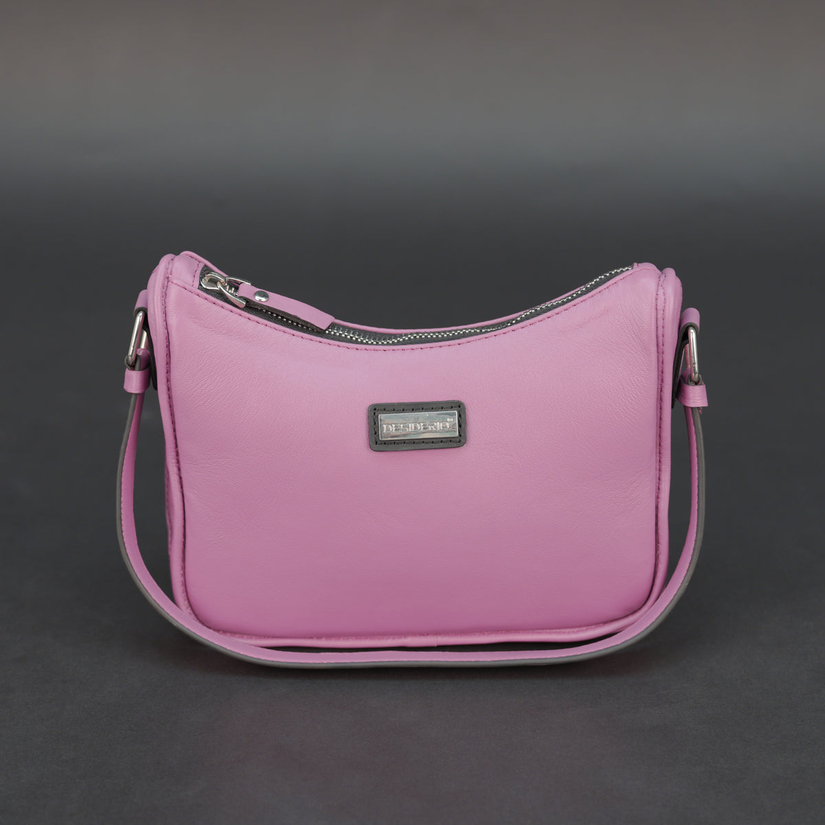Small-Sized Pink Leather Hand Bag
#Desiderio #DesiderioBags #GenuineLeather #LeatherBag #HandBag #WomensBag #LeatherAccessories #EverydayStyle