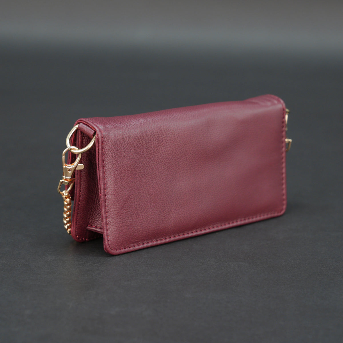 Small-Sized Burgundy Leather Purse with Gold Chain #Desiderio #DesiderioBags #GenuineLeather #LeatherPurse #ChainBag #WomensBag #LeatherAccessories #EverydayStyle