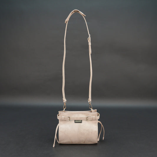 Cream cow Manisota leather bag with shoulder strap and pockets.