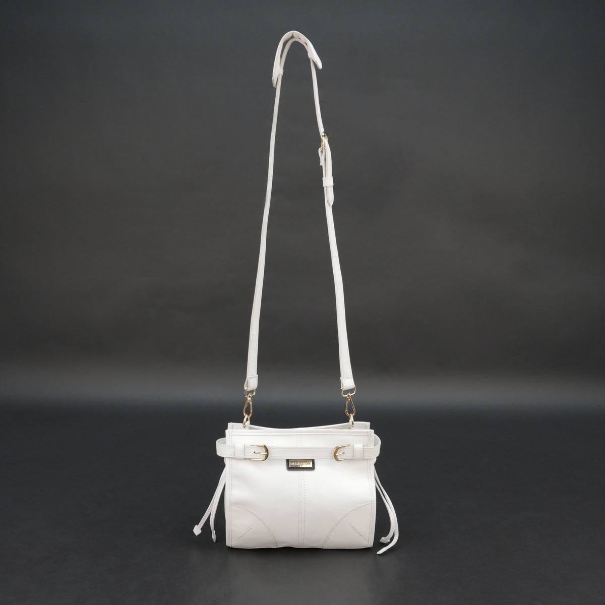 Small-Sized White Leather Shoulder Bag #Desiderio #DesiderioBags #GenuineLeather #LeatherBag #ShoulderBag #WomensBag #LeatherAccessories #EverydayStyle