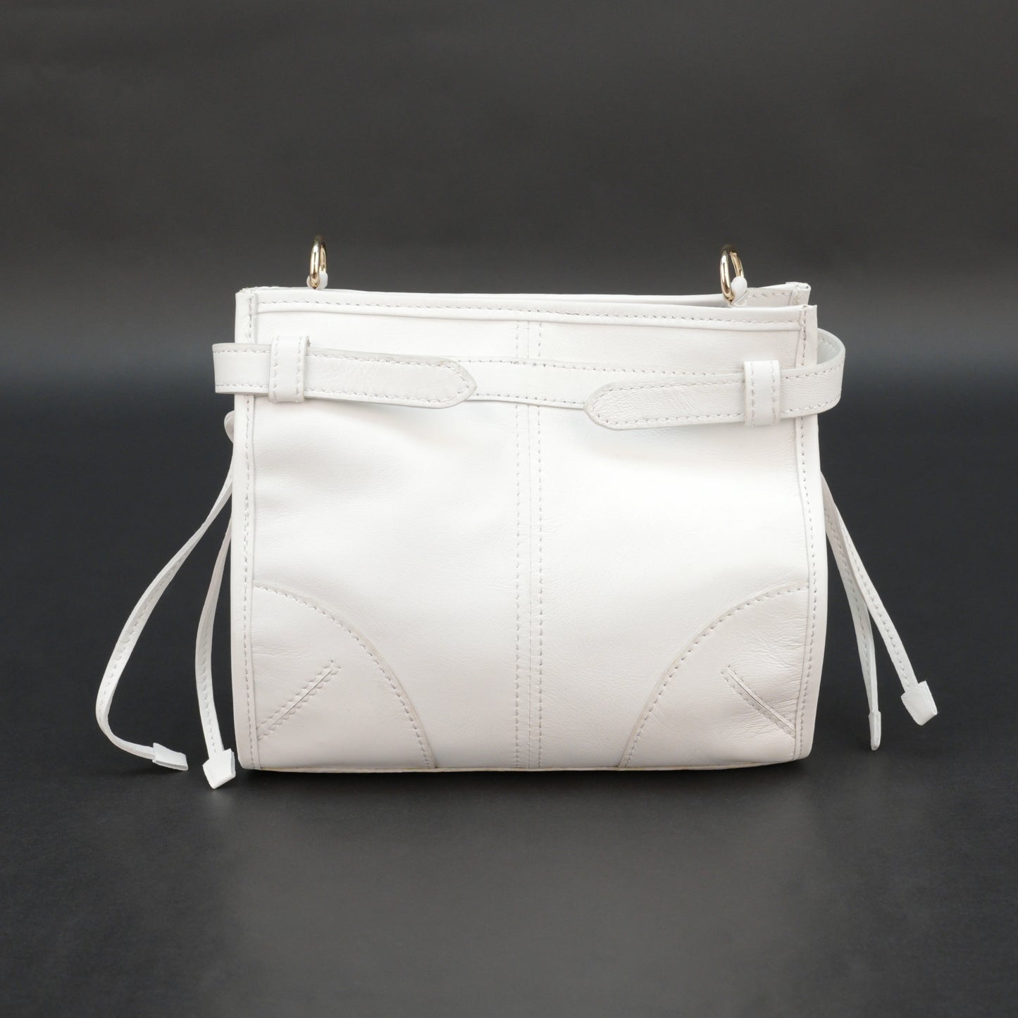 White sheep leather bag with shoulder strap and pockets.