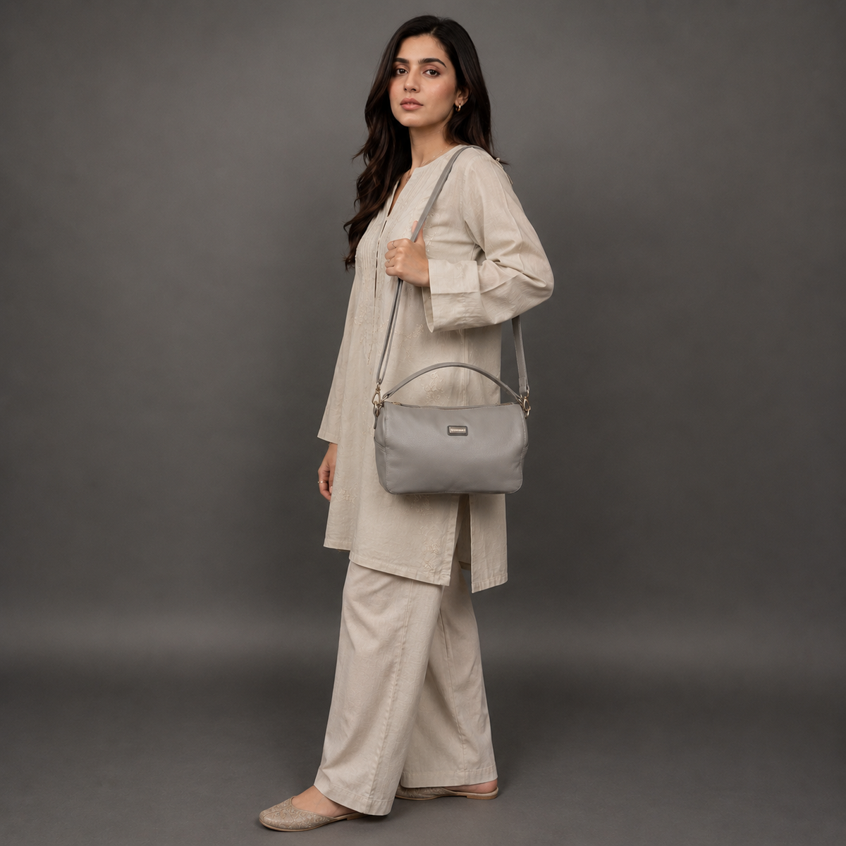 Small-Sized Silver Leather Shoulder & Top Handle Bag #Desiderio #LeatherBag #ShoulderBag #TopHandleBag #GenuineLeather #WomensBags #LuxuryAccessories
