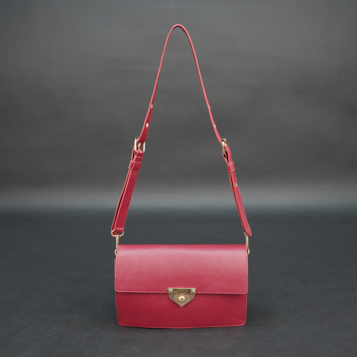 Small-Sized Maroon Leather Shoulder Purse #Desiderio #DesiderioBags #GenuineLeather #LeatherPurse #ShoulderPurse #WomensBag #LeatherAccessories #EverydayStyle