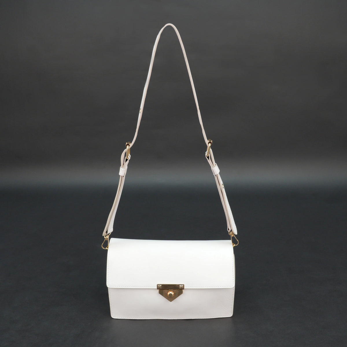 Small-Sized White Leather Shoulder Purse #Desiderio #DesiderioBags #GenuineLeather #LeatherPurse #ShoulderPurse #WomensBag #LeatherAccessories #EverydayStyle