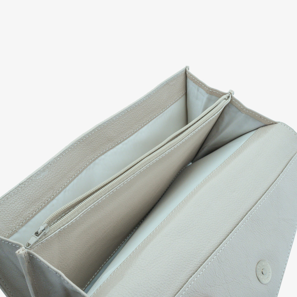 Women's Beige Button Clutch
#Desiderio #DesiderioBags #GenuineLeather #LeatherClutch #ButtonClutch #WomensAccessories #LeatherAccessories #ElegantStyle