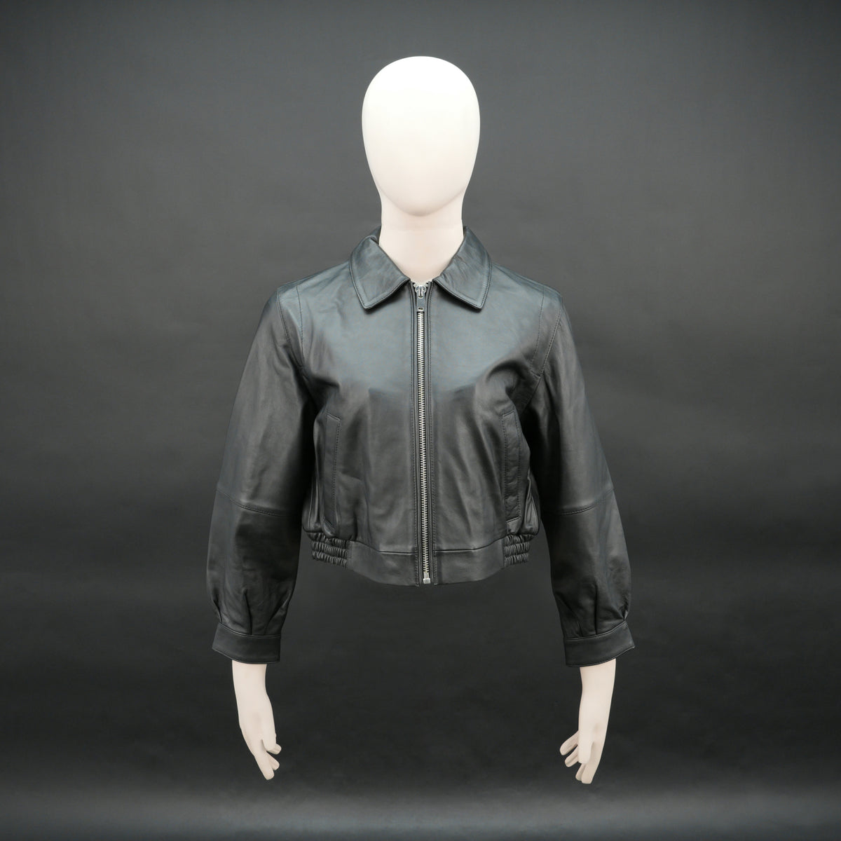 Women’s Black Cropped Leather Bomber Jacket #Desiderio #LeatherJacket #WomensJacket #CroppedJacket #LeatherBomber #GenuineLeather #PremiumLeather #FashionOuterwear