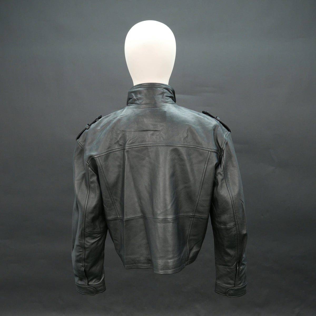 Women’s Black Leather Utility Jacket with Epaulets & Flap Pockets
#Desiderio #LeatherJacket #WomensLeatherJacket #BlackLeatherJacket #WomensFashion #Outerwear #WardrobeStaple