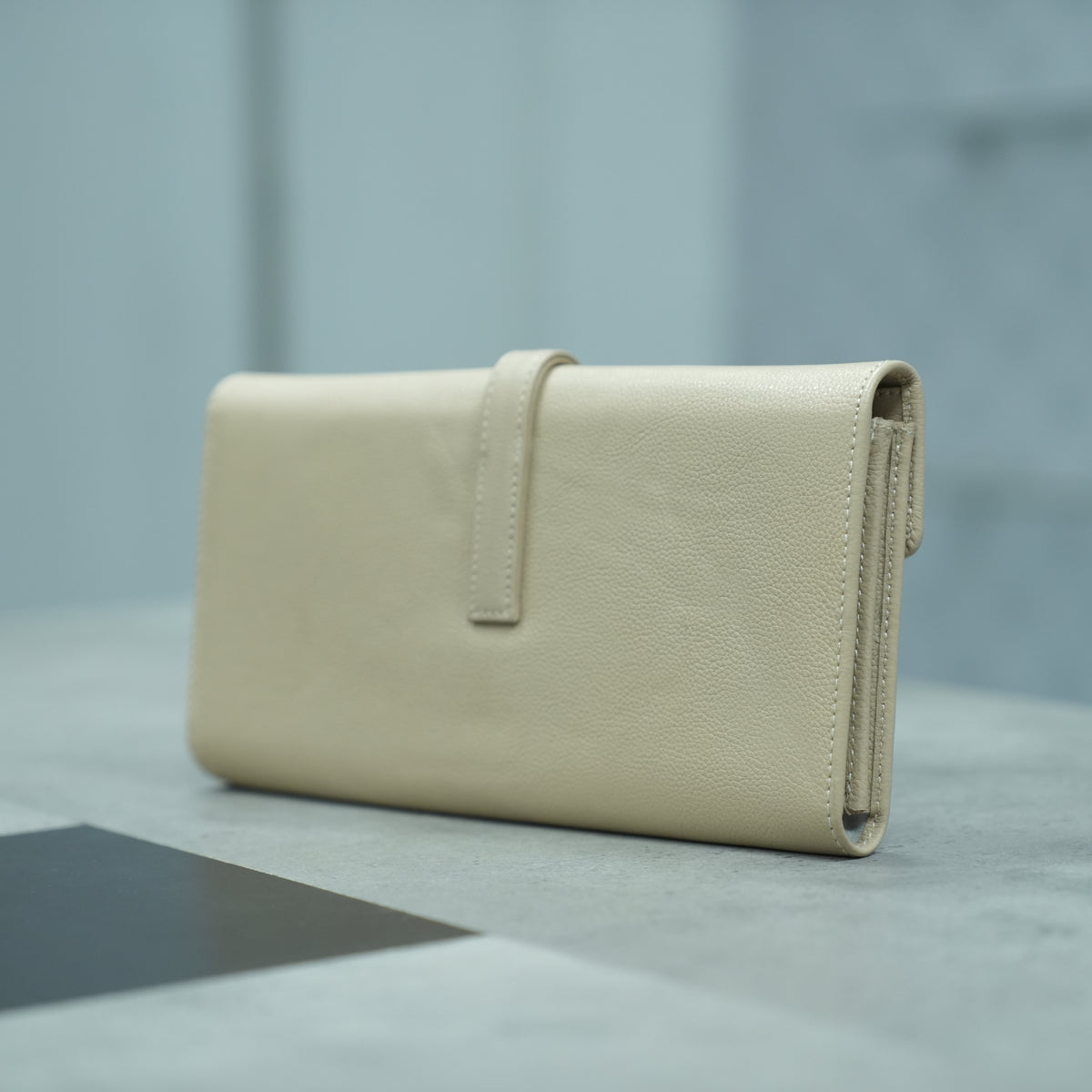 Women's Strap Closure Leather Clutch #Desiderio #DesiderioBags #GenuineLeather #LeatherClutch #ClutchBag #WomensAccessories #LeatherAccessories #ElegantStyle