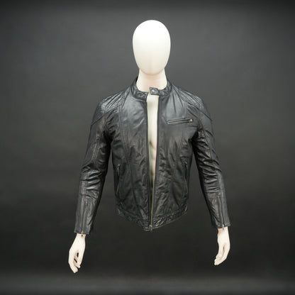 Black jacket model 2212 featuring a front zip closure, two side pockets, an upper right-side front pocket, zip cuffs, an inside zipper pocket, and a snap-button collar. Sleek, modern design with versatile everyday style