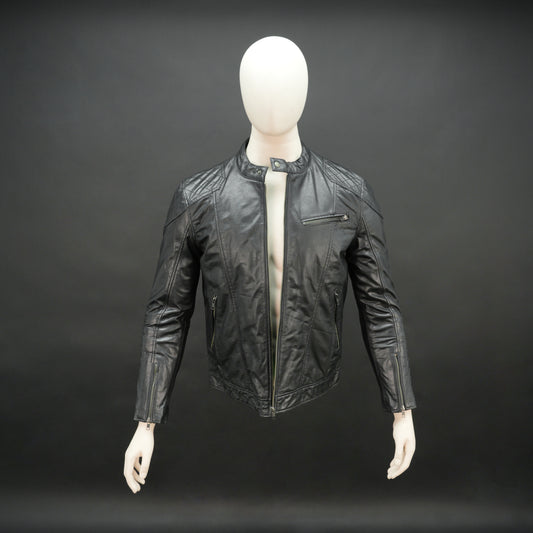 Black jacket model 2212 featuring a front zip closure, two side pockets, an upper right-side front pocket, zip cuffs, an inside zipper pocket, and a snap-button collar. Sleek, modern design with versatile everyday style