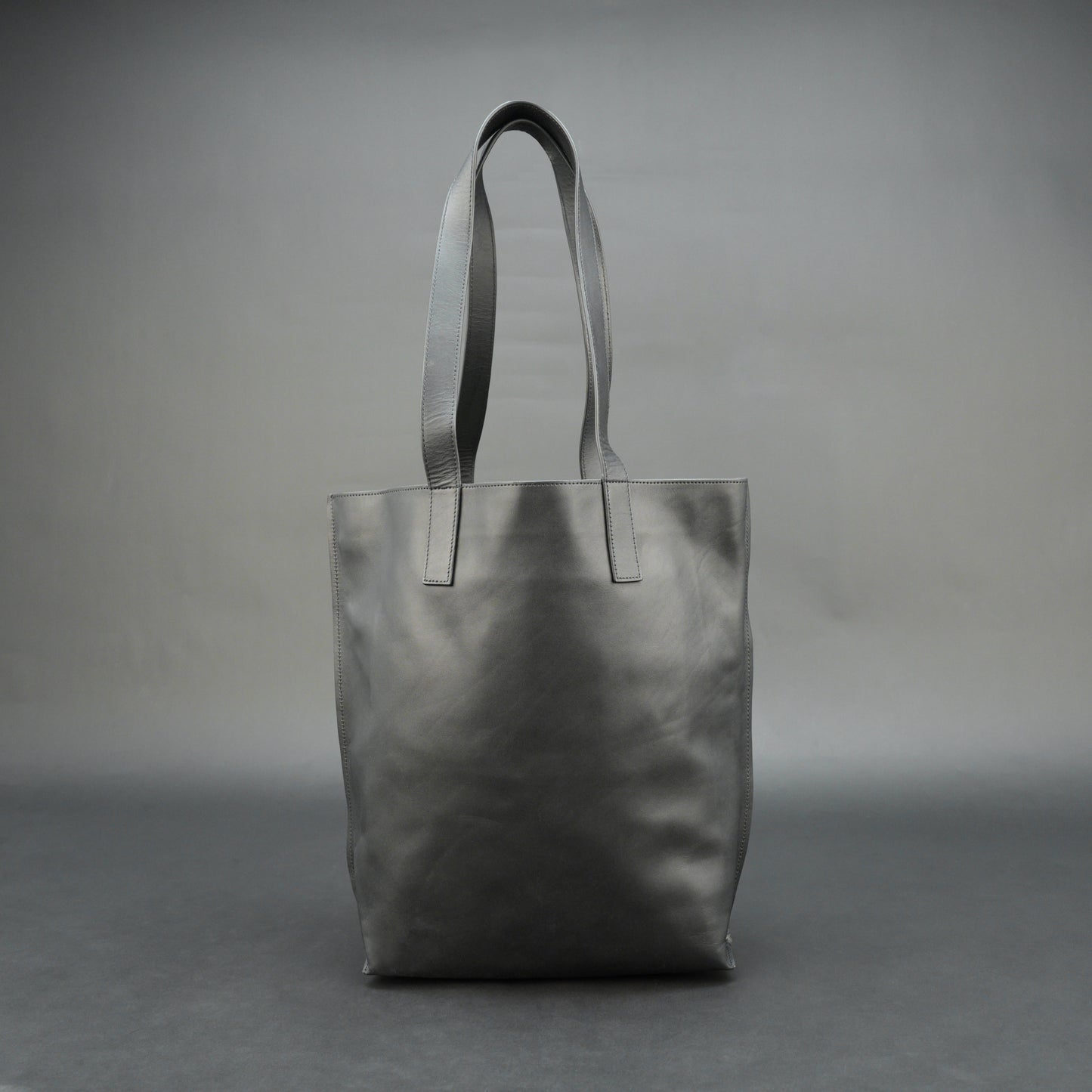 Elegant leather tote bag with short strap, featuring a main compartment and two inner pockets for daily, casual, or formal use