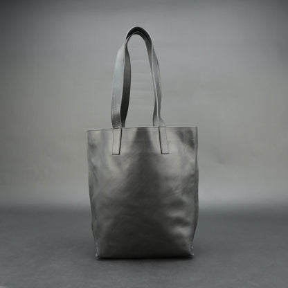 Elegant leather tote bag with short strap, featuring a main compartment and two inner pockets for daily, casual, or formal use