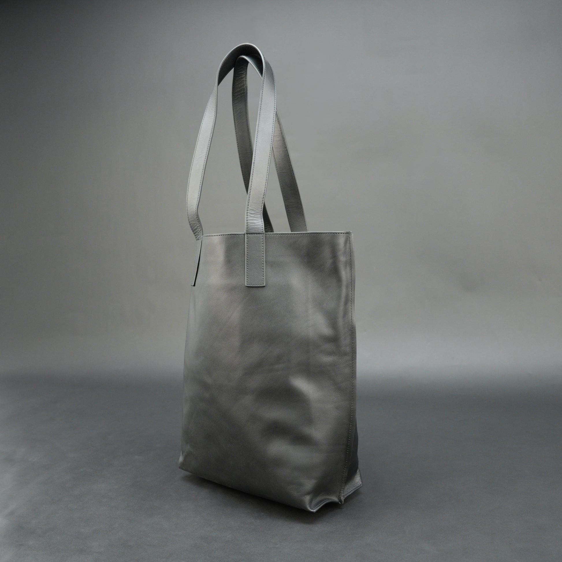 Elegant leather tote bag with short strap, featuring a main compartment and two inner pockets for daily, casual, or formal use