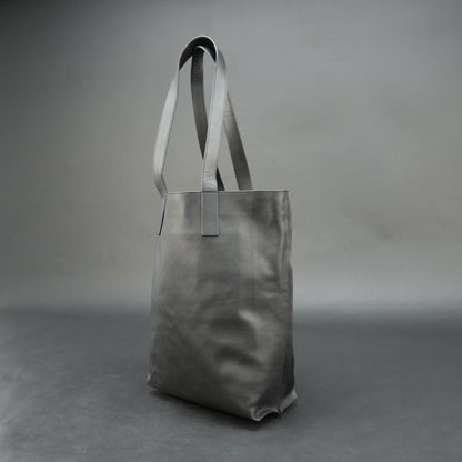 Elegant leather tote bag with short strap, featuring a main compartment and two inner pockets for daily, casual, or formal use