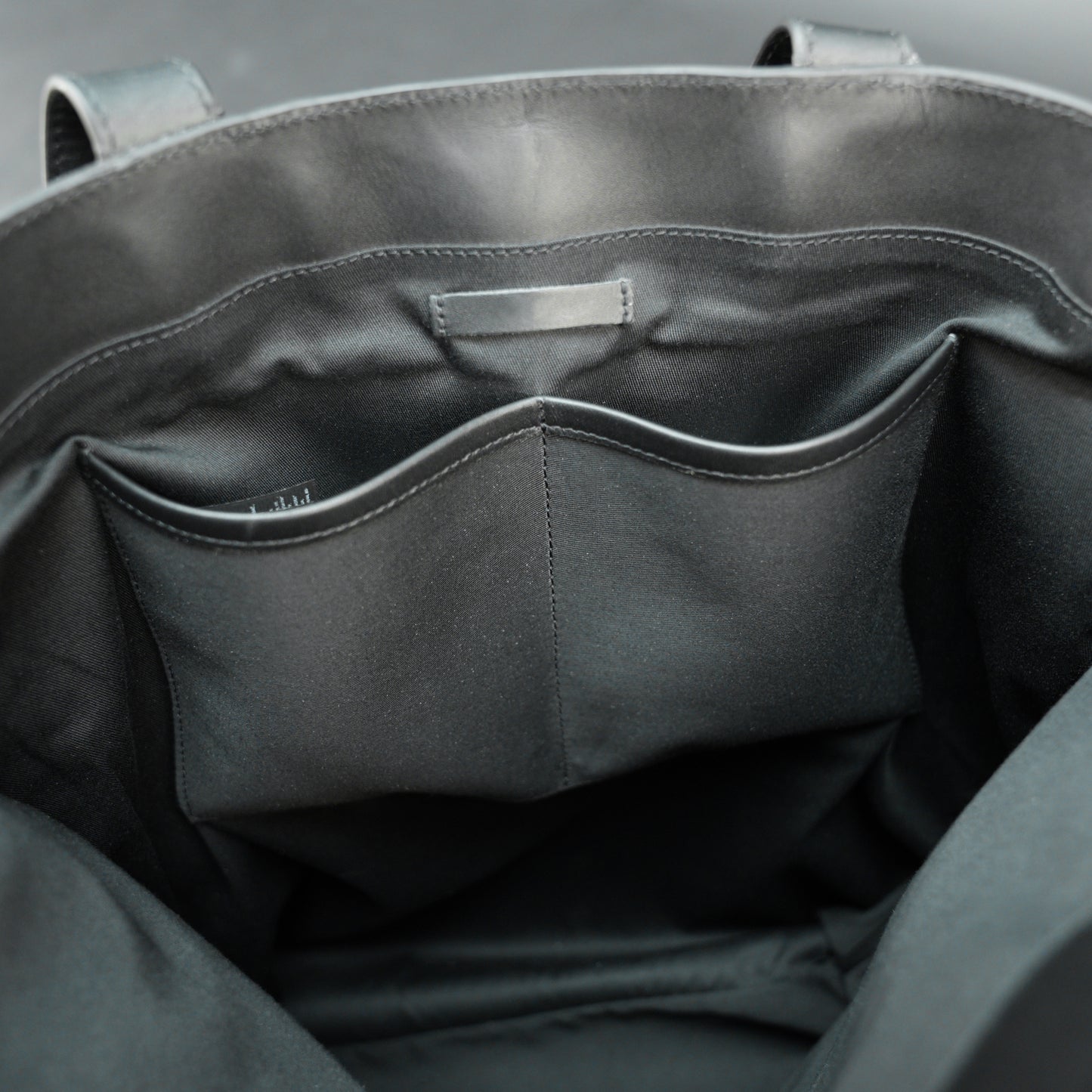 Elegant leather tote bag with short strap, featuring a main compartment and two inner pockets for daily, casual, or formal use