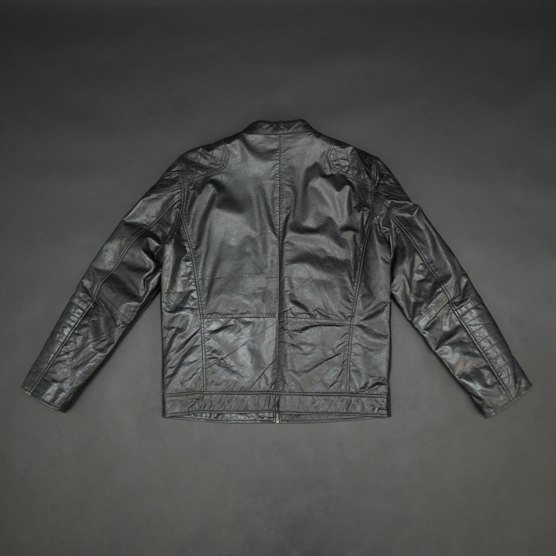 Black jacket model 2212 featuring a front zip closure, two side pockets, an upper right-side front pocket, zip cuffs, an inside zipper pocket, and a snap-button collar. Sleek, modern design with versatile everyday style