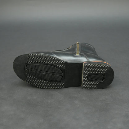 Black high-ankle bovine leather motorbike boots.