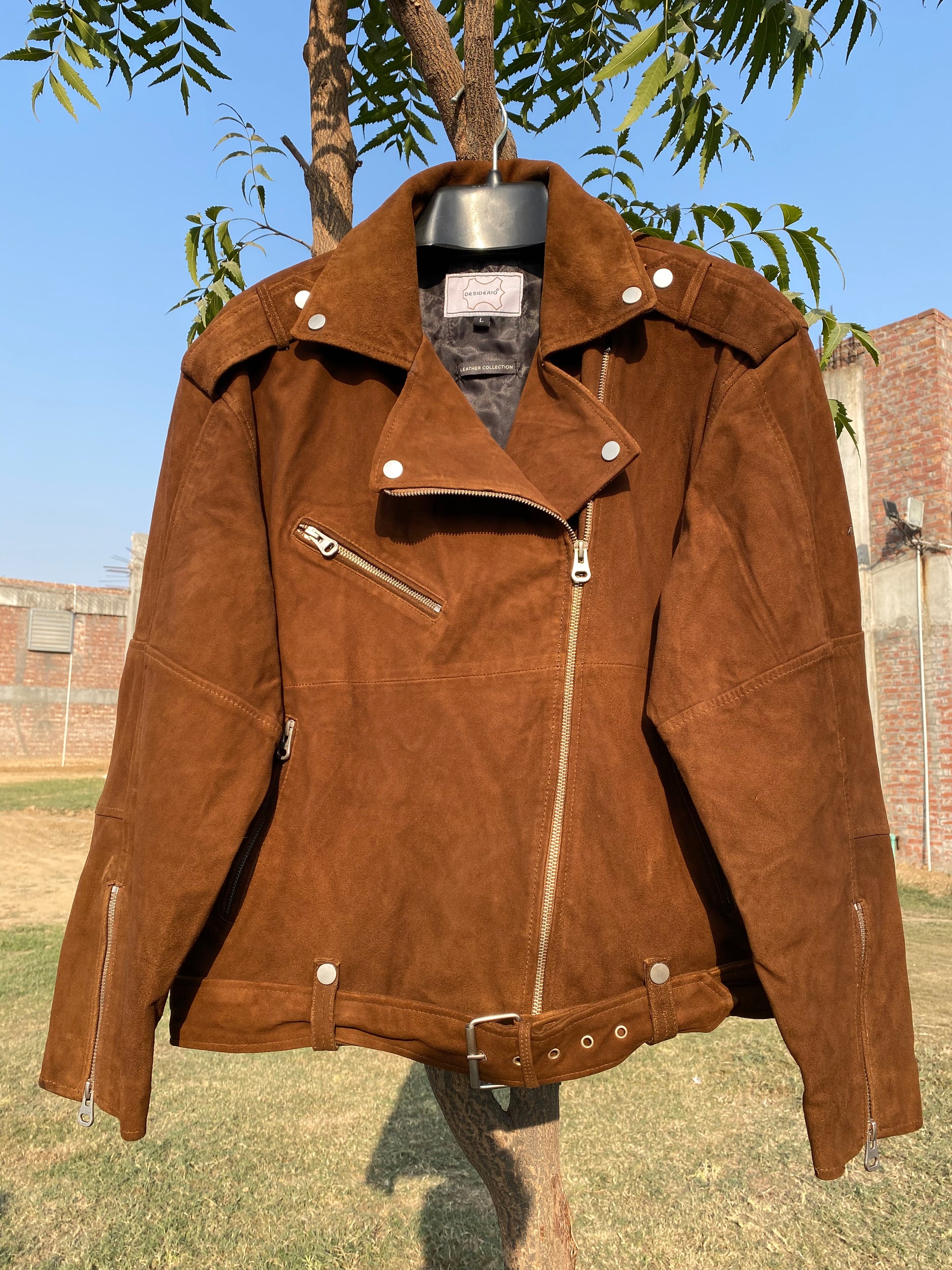 #LeatherJacket #LeatherStyle #ClassicLeather #BikerJacket #StreetStyle #TimelessFashion #RockChic #LeatherWear #FashionJacket #SustainableFashion #JacketGoals #TrendyStyle #UrbanFashion #BoldAndStylish #LuxuryLeather #EdgyFashion #VintageLeather