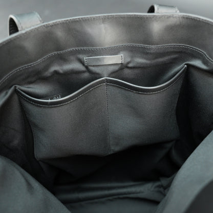 Elegant leather tote bag with short strap, featuring a main compartment and two inner pockets for daily, casual, or formal use