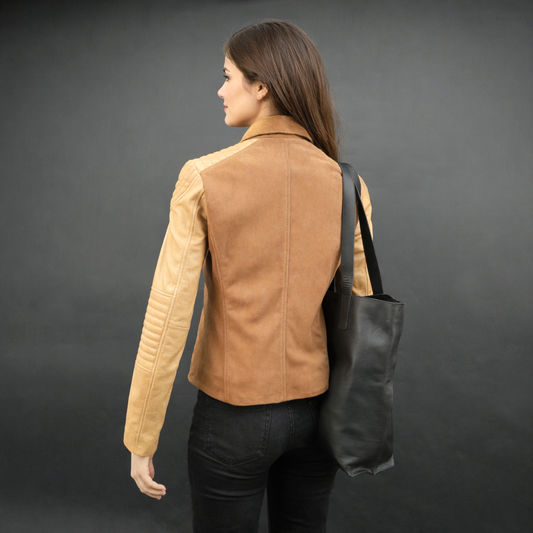 Elegant leather tote bag with short strap and inner pockets.