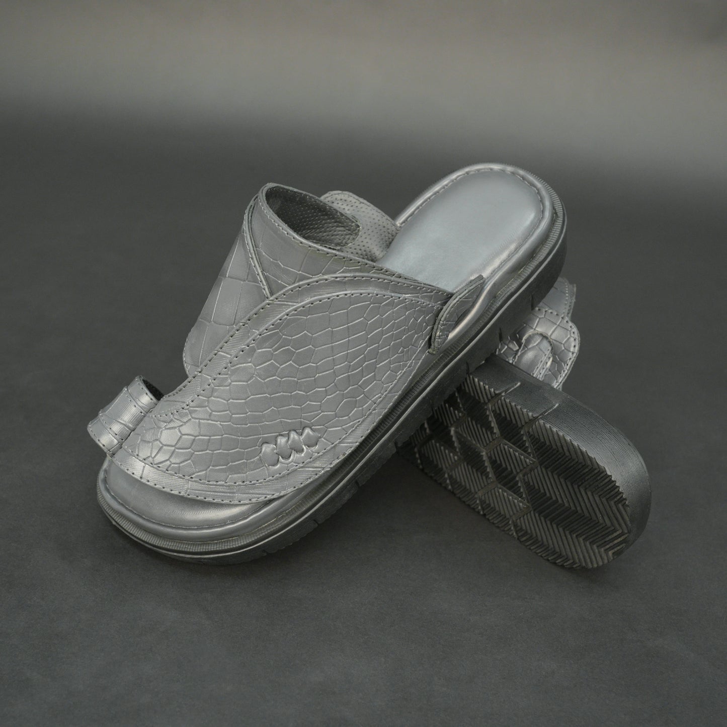 Arabic Chappal Croco Print
#Desiderio #DesiderioShoes #ArabicChappal #CrocoPrint #MensFootwear #LeatherShoes #TraditionalFootwear #PremiumFootwear